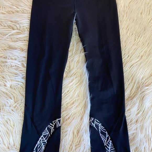 Lululemon Run: Inspire Crop II in Black / Pretty Palm Black Angel Wing Size 6 - Picture 2 of 8